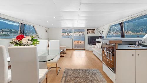 une cuisine et un salon avec une table et des chaises dans l'établissement Zaffiro Yacht - Festival de la plaisance Cannes 2024, à Cannes