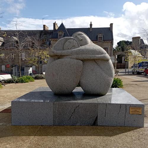 a statue of a pair of shoes sitting on aolith at Cottage 3 étoiles à 25 mn de la côte de granit rose in Bégard