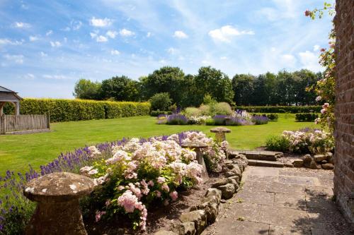 Giardino di Overtown Manor Bed and Breakfast