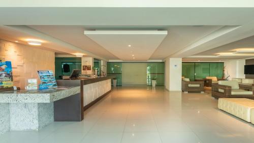 Μια τηλεόραση ή/και κέντρο ψυχαγωγίας στο Flat Beira Mar com Varanda Gourmet - Praia de Tabatinga