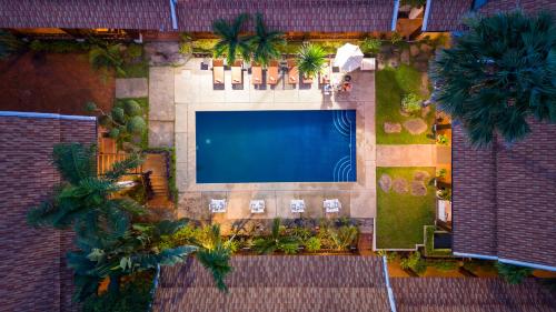 Una vista aérea de una piscina con sillas y árboles. en Muangthong Boutique Hotel, en Luang Prabang