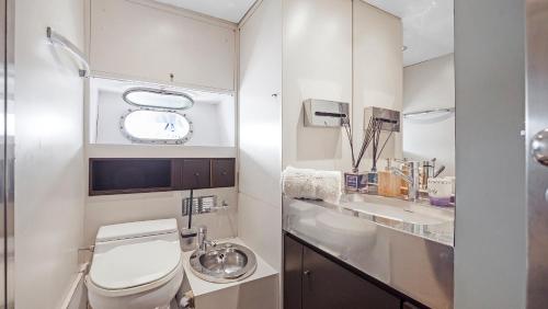 une salle de bain avec toilettes et lavabo dans l'établissement Zaffiro Yacht - Festival de la plaisance Cannes 2024, à Cannes