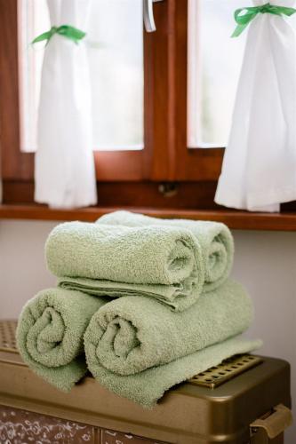 a pile of towels sitting on a table in a bathroom at in lak'ech - rooms in Chironico