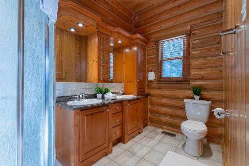 Ένα μπάνιο στο Fiddler Lake Resort Chalet 41 Cerf avec piscine