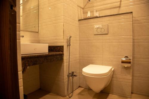 Koupelna v ubytování HOTEL NILADRI PREMIUM