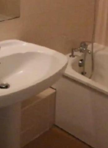 une salle de bain avec un lavabo blanc et une baignoire dans l'établissement Studio entier pour vous avec parking et terrasse, à Grabels