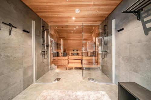 Ένα μπάνιο στο Ski Chalet C27 by Aavalevi Holidays, Levi Center incl 2 ski passes