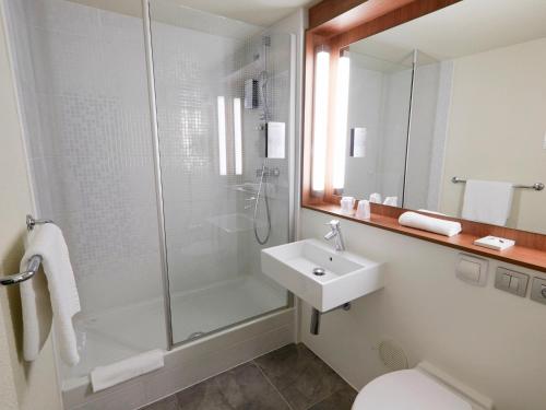 Phòng tắm tại Campanile Tours Sud - Chambray-Les-Tours