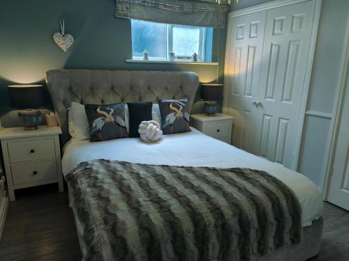 a bedroom with a large white bed with a blanket at Chester City Apartments - With free parking in Chester