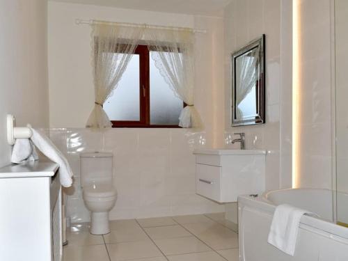 Ванная комната в Behy Lodge Glenbeigh by Trident Holiday Homes