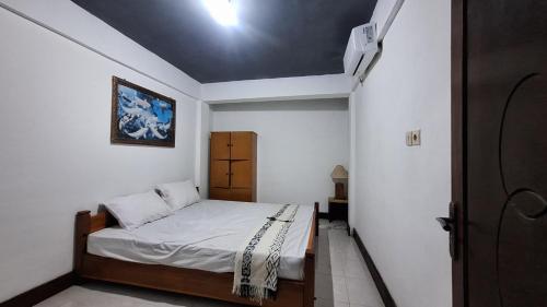 SengkolにあるBougenville Village Houseの部屋にベッドが置かれた小さな寝室