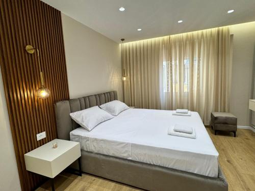 Postel nebo postele na pokoji v ubytování E&R Apartments at Myslym Shyri