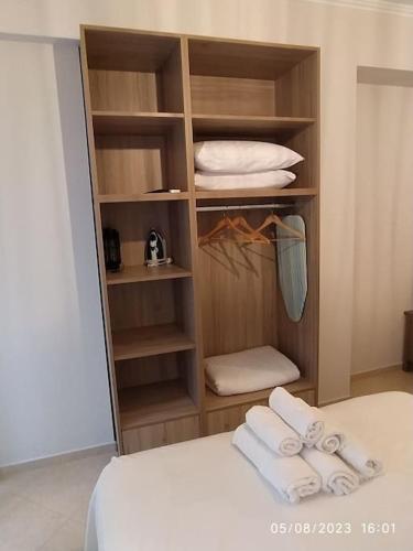a room with a closet with a bed and towels at Lydia's house in Agiá