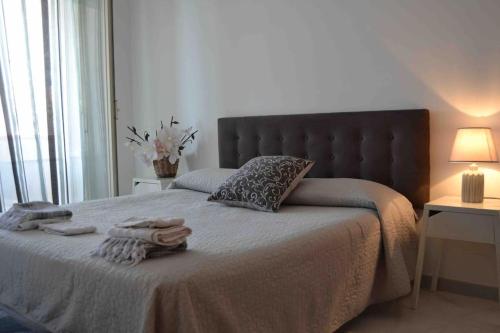 Un dormitorio con una cama con dos toallas encima. en Villa sul mare, en Zingarello