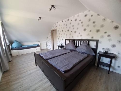 a bedroom with a bed in a room at Kleine Hummel in Soltau
