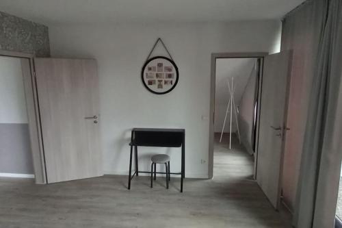a room with a black chair and a mirror at Kleine Hummel in Soltau