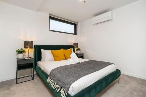 Giường trong phòng chung tại Ideal 2BR Apt in the Heart of Braddon - Hosted by Canstay