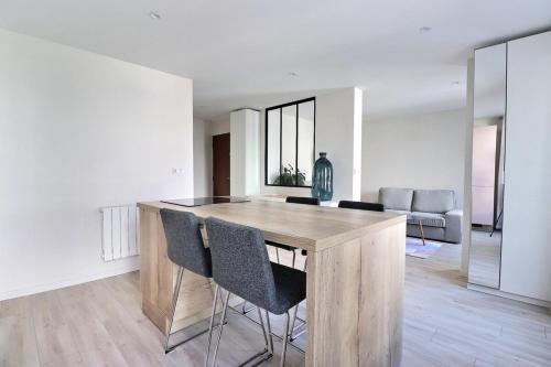 une cuisine avec une table et des chaises en bois dans l'établissement The Monplaisir - Magnificent T2 apartment - Lyon 8th, à Lyon