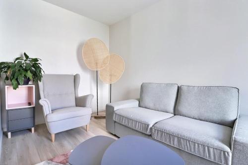 un salon avec un canapé et deux chaises dans l'établissement The Monplaisir - Magnificent T2 apartment - Lyon 8th, à Lyon