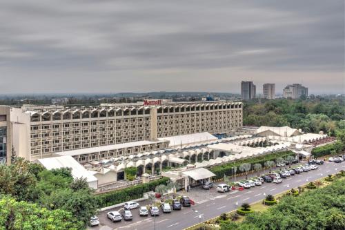 an overhead view of a large building with a parking lot at Islamabad Marriott Hotel in Islamabad