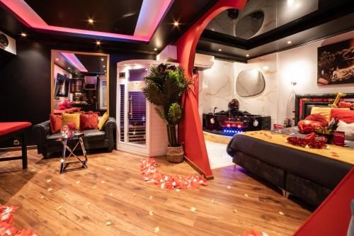 une chambre avec un lit et un salon dans l'établissement Sensual Room Love Room Nancy Sauna Double Douche, à Nancy