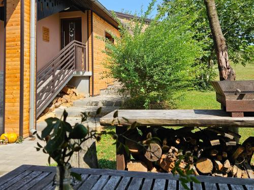 Taman di luar Gozdarjeva hiška M&K