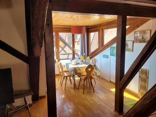 une salle à manger avec une table et des chaises dans l'établissement Les Toits du Tonnelier - 64 m2 - situation plein centre médiéval - sauna - 2 garages, à Kaysersberg