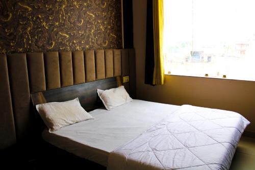 Cama o camas de una habitación en Sangam Hotel