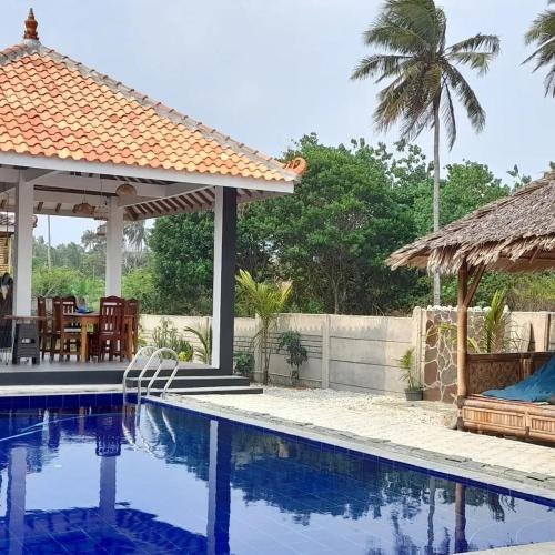 Бассейн в Rumah Pantai Krui или поблизости