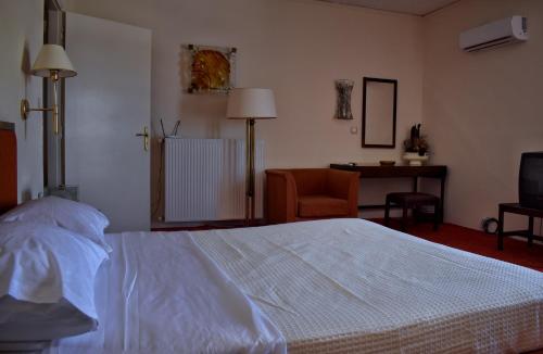 Ένα ή περισσότερα κρεβάτια σε δωμάτιο στο Hotel Theoxenia