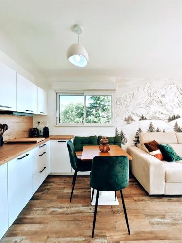 une cuisine et un salon avec un canapé et une table dans l'établissement Chalet St Lary 4 pers 100mdespistes classé 4 étoiles, à Saint-Lary-Soulan