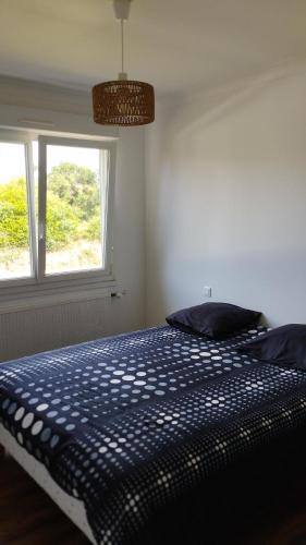 une chambre avec un lit et une fenêtre dans l'établissement Du jouet, à La Roche-Derrien