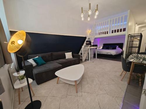 un salon avec un canapé et une table dans l'établissement Confortable et luxe à deux pas du château de Versailles, à Versailles