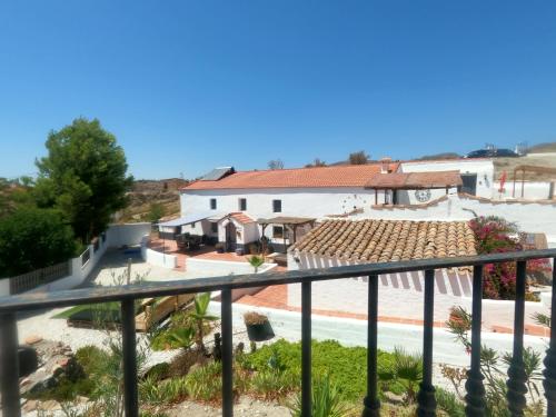 widok na dom z balkonu w obiekcie Cortijo naturista con vistas-clothing optional w mieście Oria