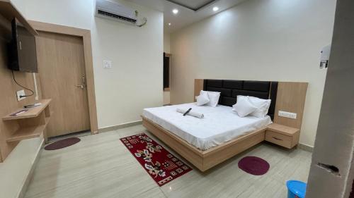 Postel nebo postele na pokoji v ubytování Awadh Green Home Stay - FREE PICKUP FROM AYODHYA DHAM RAILWAY STATION