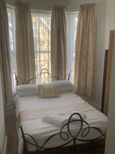 una cama en una habitación con ventana en Alexander Hotel Fully Refurbished All Rooms En-suite, en Blackpool