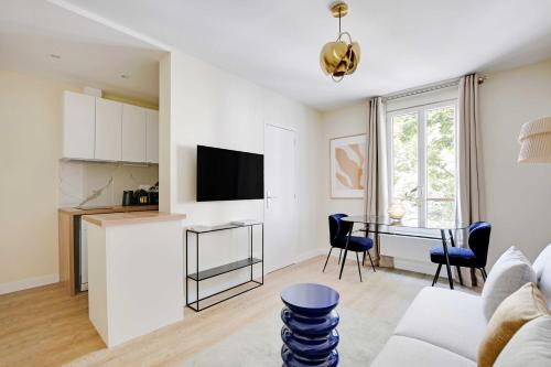 un salon avec un canapé et une table dans l'établissement Cosy apartment - 1BDR for 3P - Ivry-sur-Seine, à Ivry-sur-Seine
