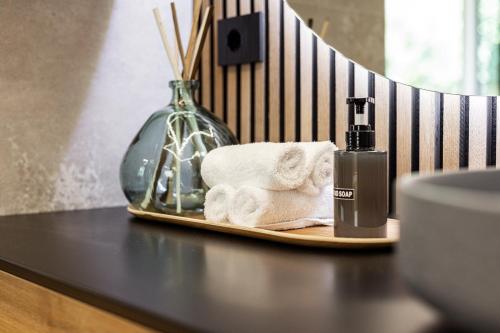 a table with a towel and a bottle of soap at Eclipse #2 in Noli