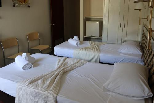 Ένα ή περισσότερα κρεβάτια σε δωμάτιο στο Hotel Theoxenia