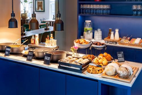 a buffet line with various types of bread and pastries at Broeck Oudewater in Oudewater