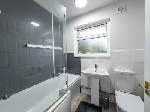 Ένα μπάνιο στο Southend Retreat KING SUITE Luxury stay with parking
