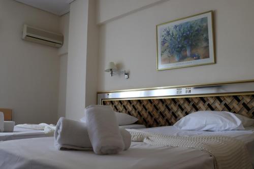 Ένα ή περισσότερα κρεβάτια σε δωμάτιο στο Hotel Theoxenia
