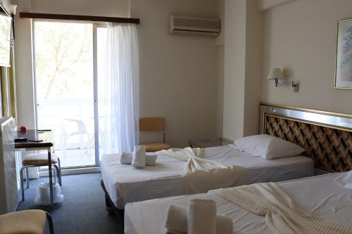 Ένα ή περισσότερα κρεβάτια σε δωμάτιο στο Hotel Theoxenia
