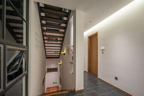 Gambar di galeri bagi 大理石之上Cloud Edge Cabin全视野苍洱半山海景别墅酒店洱海观景店 di Dali