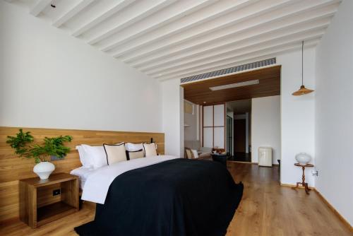 Gambar di galeri bagi 大理石之上Cloud Edge Cabin全视野苍洱半山海景别墅酒店洱海观景店 di Dali