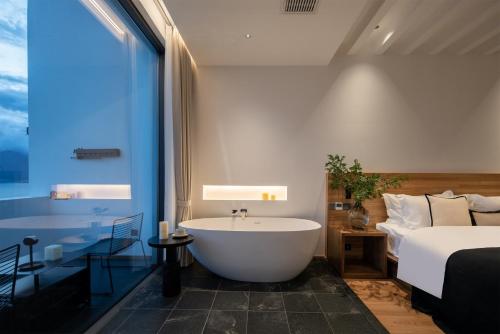 Gambar di galeri bagi 大理石之上Cloud Edge Cabin全视野苍洱半山海景别墅酒店洱海观景店 di Dali