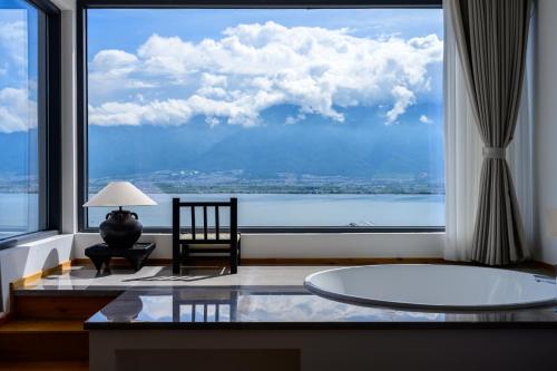 Gambar di galeri bagi 大理石之上Cloud Edge Cabin全视野苍洱半山海景别墅酒店洱海观景店 di Dali
