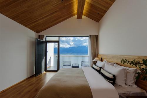 Gambar di galeri bagi 大理石之上Cloud Edge Cabin全视野苍洱半山海景别墅酒店洱海观景店 di Dali