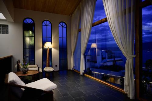 Gambar di galeri bagi 大理石之上Cloud Edge Cabin全视野苍洱半山海景别墅酒店洱海观景店 di Dali