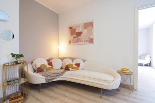 a white couch sitting in a living room at Primopiano - Papa Giovanni in Assago